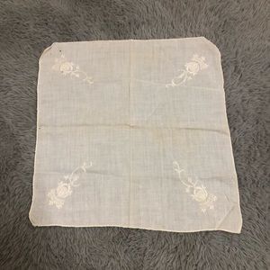 VINTAGE HANDKERCHIEF EMBROIDERED IVORY FLORAL
